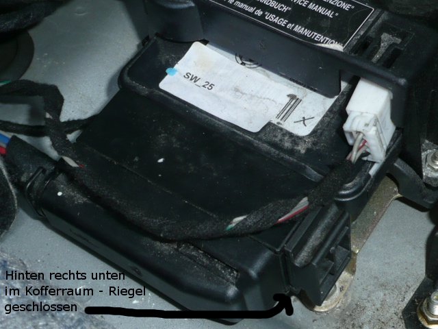 im kofferraum rechts unten hinter abdeckung.jpg