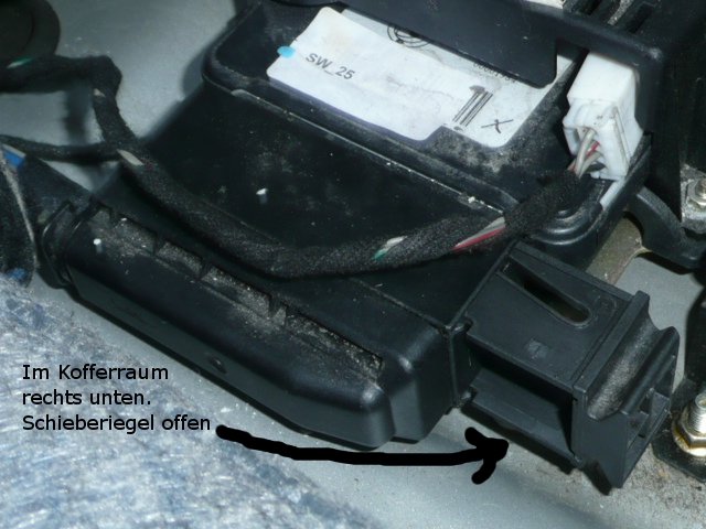 im kofferraum rechts unten hinter abdeckung riegel offen.jpg
