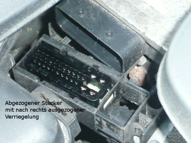gezogener stecker mit offener verriegelung.jpg