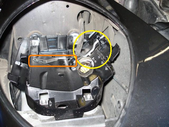 koplamp_demontage_auto2_verankerplaat.jpg