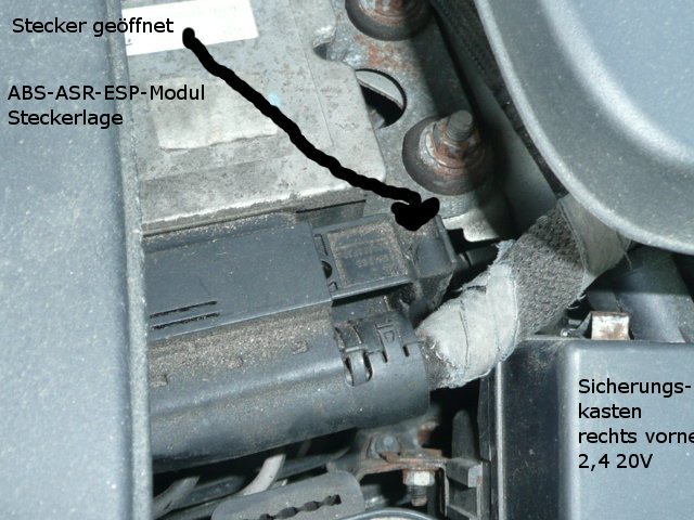 stecker im motorraum 2,4 20v.jpg