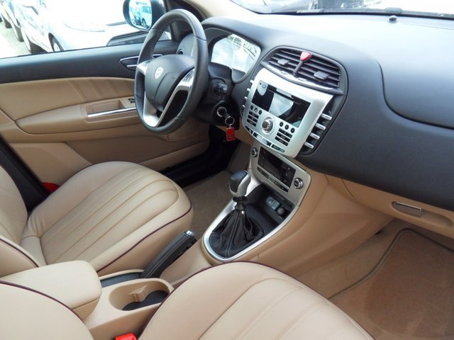 lancia cockpit vor 2009.jpg