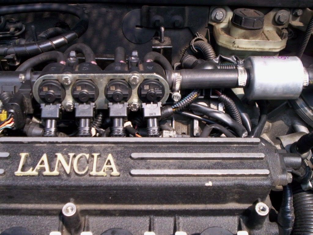 dettaglio iniettori metano con relativo sensore di pressione gas sulla sinistra.jpg