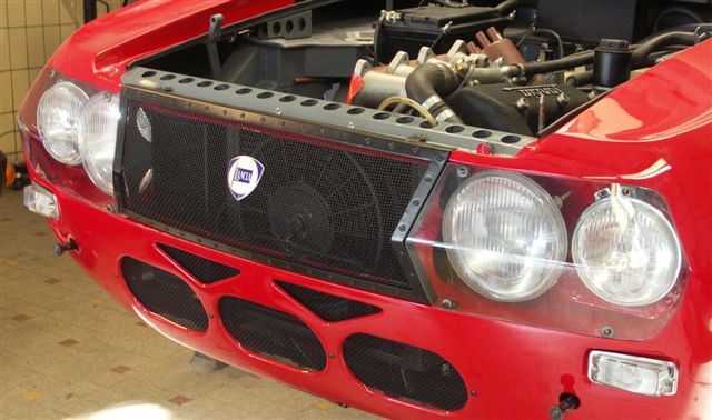 lancia fulvia frontlightcovers.jpg klein.jpg