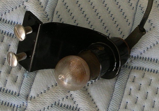 eclairage sous tableau de bord origine 1.jpg