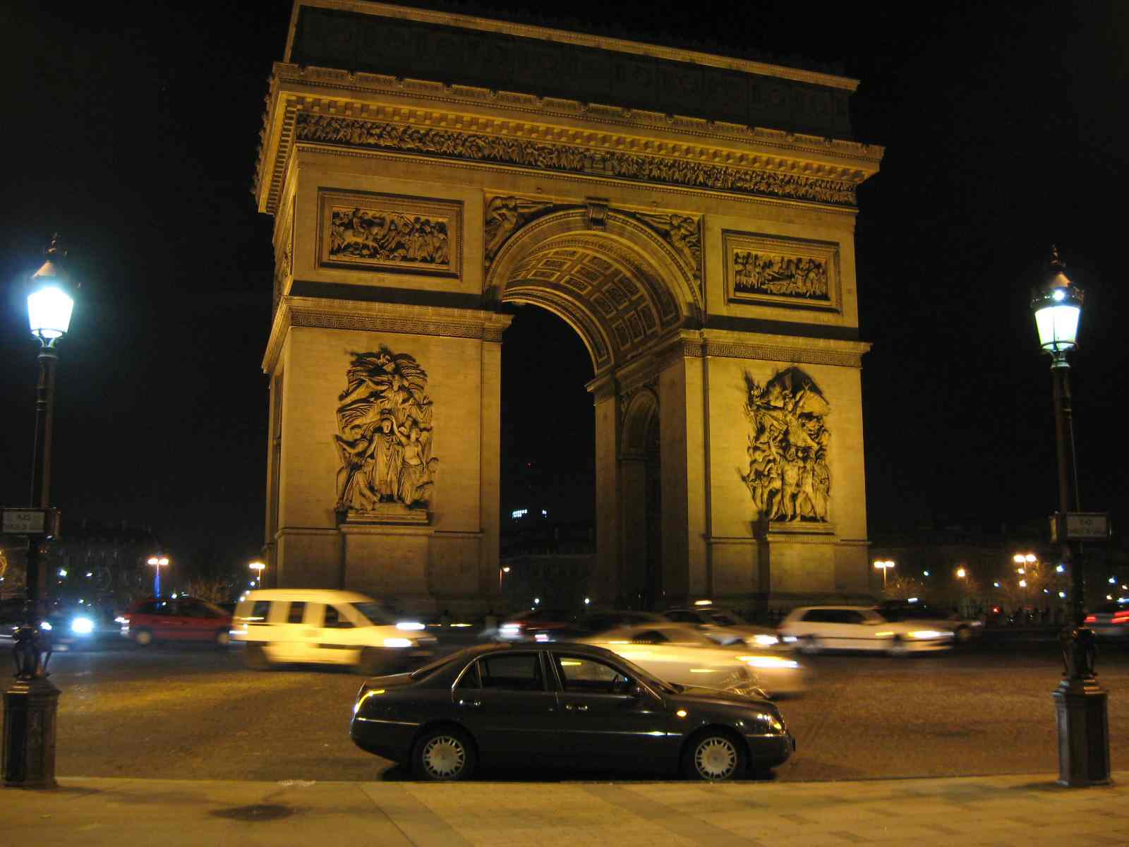 lancia thesis arc de triomphe paris nacht 64kb.jpg