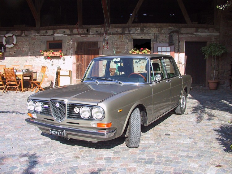 1972 lancia 2000 ie.jpg