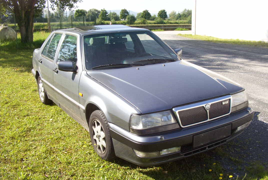 lancia thema 2.0 16v graumet ez 93 008.jpg