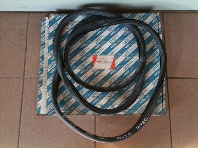 lancia delta integrale evo - guarnizione vetro parabrezza anteriore - € 120.jpg