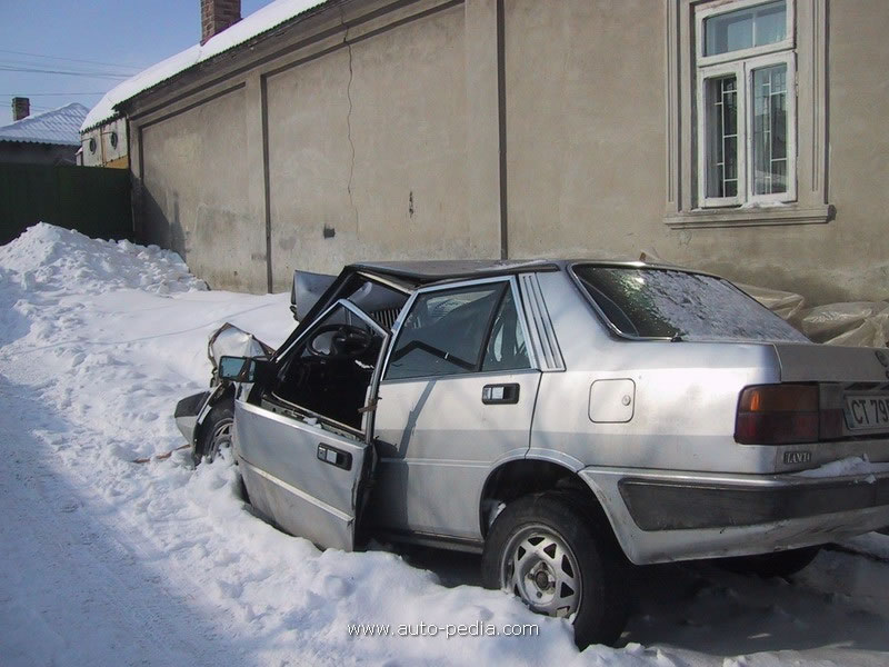 lancia%20prisma%20crash%201_jpg[1].jpg