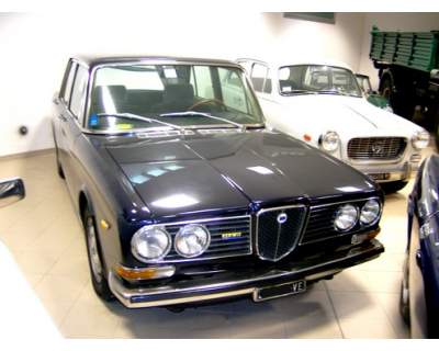 lancia 2000 gruppi ottici anteriori.jpg
