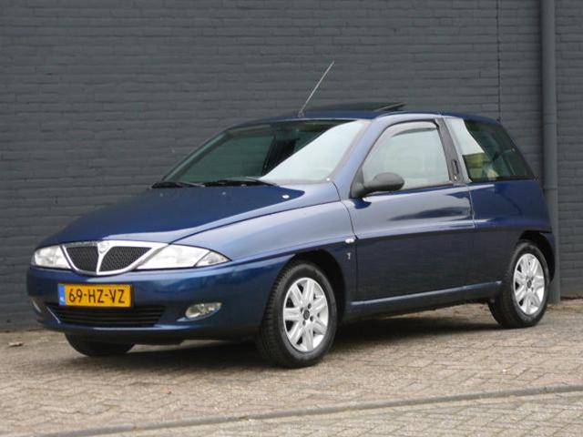 lancia-ypsilon-hatchback-benzine-blauw-001--65008542-medium.jpg