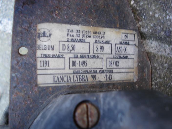 trekhaak label.jpg