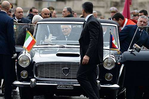 img500-il-presidente-sergio-mattarella-si-siede-nella-macchina-presidenziale-lancia-flaminia-335-dopo-la-deposizione-della-corona-allaltare-della-patria.jpg