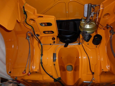 LeitungenMotorraum~1.jpg