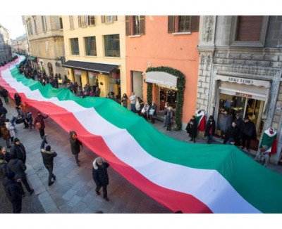 Festa-del-Tricolore-omaggio-della-bandiera-alla-sanitaANSA-598x487.jpg