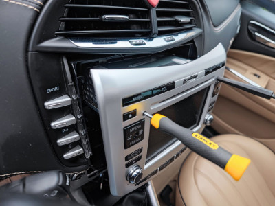 Pull out the radio unit