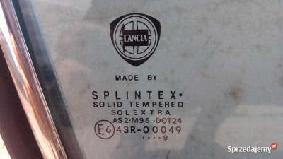 Foto di un vetro laterale presa dalla rete