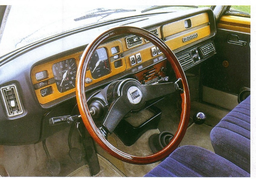 interiore lancia 2000.jpg